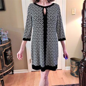 White House Black Market black and white pattern dress size M  NWOT